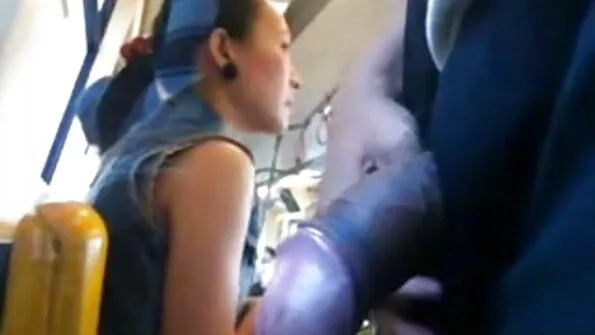 Harrastajast noorpaar kuumal suvehommikul seksimas.