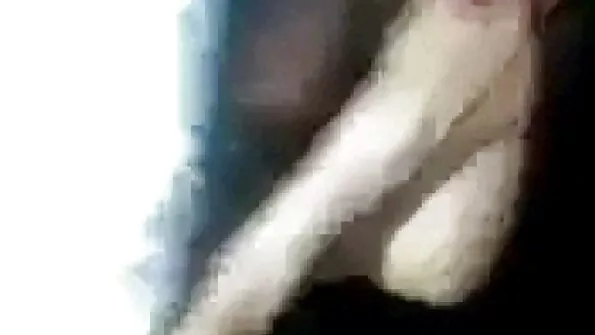 Seks noore vene tüdrukuga talvel tänaval.