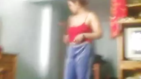 Seksikas tüdruk tantsib oma tagumikku.