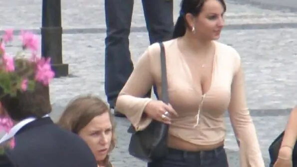 Seks muusika saatel sõõrikutüdrukuga.