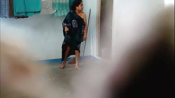 Abikaasa pani mu aluspüksid jalga ja tegi kuni.