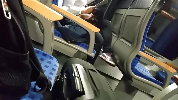 Ta ei tea, mida ta imeb ja kepib kaamera ees, kinniseotud silmad.