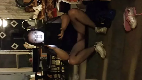See lits jookseb sääristega võõra ees, et persse saada.