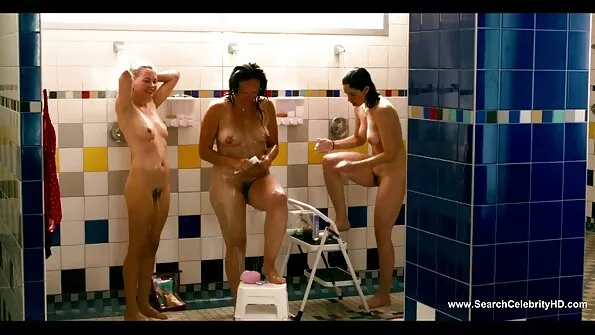 Lana Monroe hindab oma tagumikku, nii et ta võtab seda seksiks hästi.