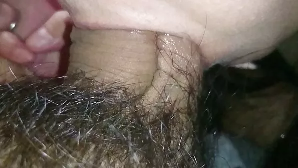 Vene neitsi saab orgasmi märgades aluspükstes.