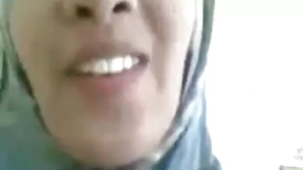 Busty MILF üritab teha oma cum tema tissid.