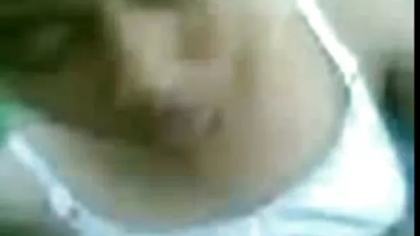 Neitsi on riietatud 4K kaamerasse.
