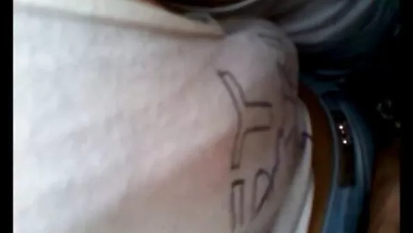 Ilus naine võtab autos võõra inimese suhu.