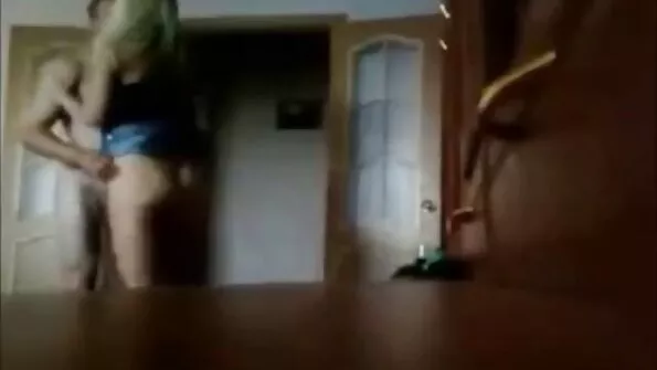 Tüdruk vaatas VR-prillidega pornot ja masturbeeris oma kiisu ning siis kutt persis teda.
