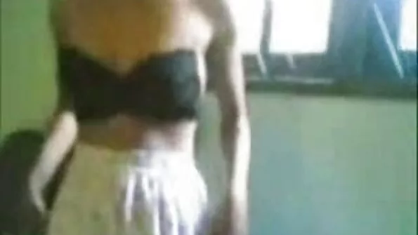 Filmimine tema lits õde saada tema sitapea perses.