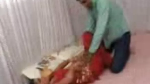 18-aastane kaunitar saab loomulikud tissid ja saab ägedalt persse.