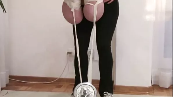 Ma armastan seda, kui ta keppib mind kõvasti akna taga ja siseneb mu kitsasse auku.
