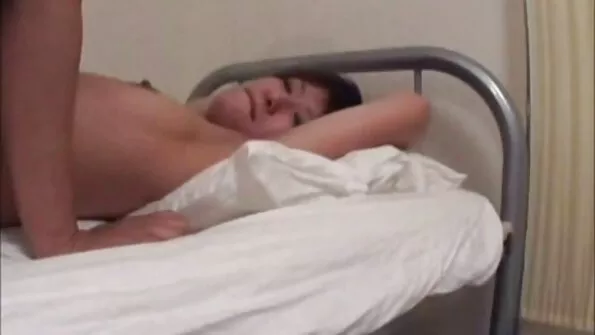 Katya kutsus klassikaaslased oma magamistuppa kuuma seksi.