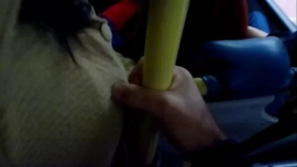 Avalik seks autos tõmbas roosad aluspüksid jalast.