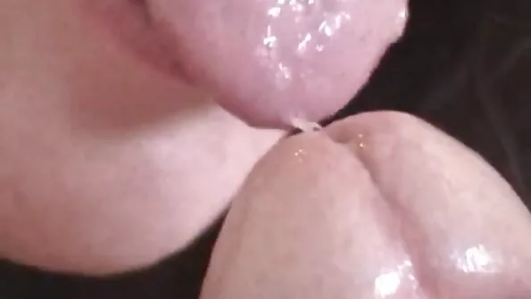 Suhtleb neitsiga videovestluse kaudu, naine masturbeerib, ta tõmbleb.