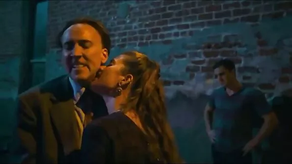 Anissa Kate kalal õues ja telgis.
