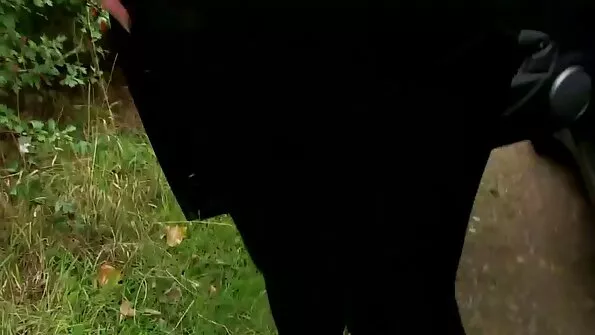Brünett kiusab oma suure tagumikuga.