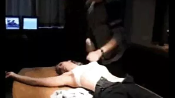 Paks tüdruk võtab süütuse kohalikult nohikult.