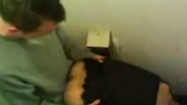 Kuradi punapea külili peidetud kaamera toas.