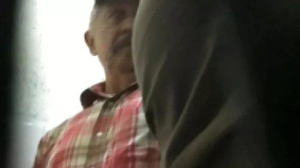 Suur must kukk venib õlitatud tagumikku.